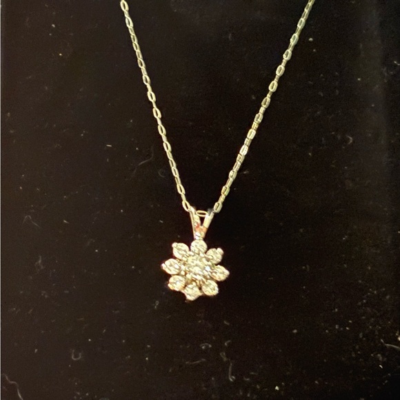 Elegant White gold Diamond flower pendant and 10kt white gold Necklace - Picture 6 of 6